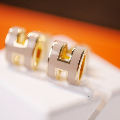 [AuraEcho]MINI POP H GOLD EARRINGS GREY