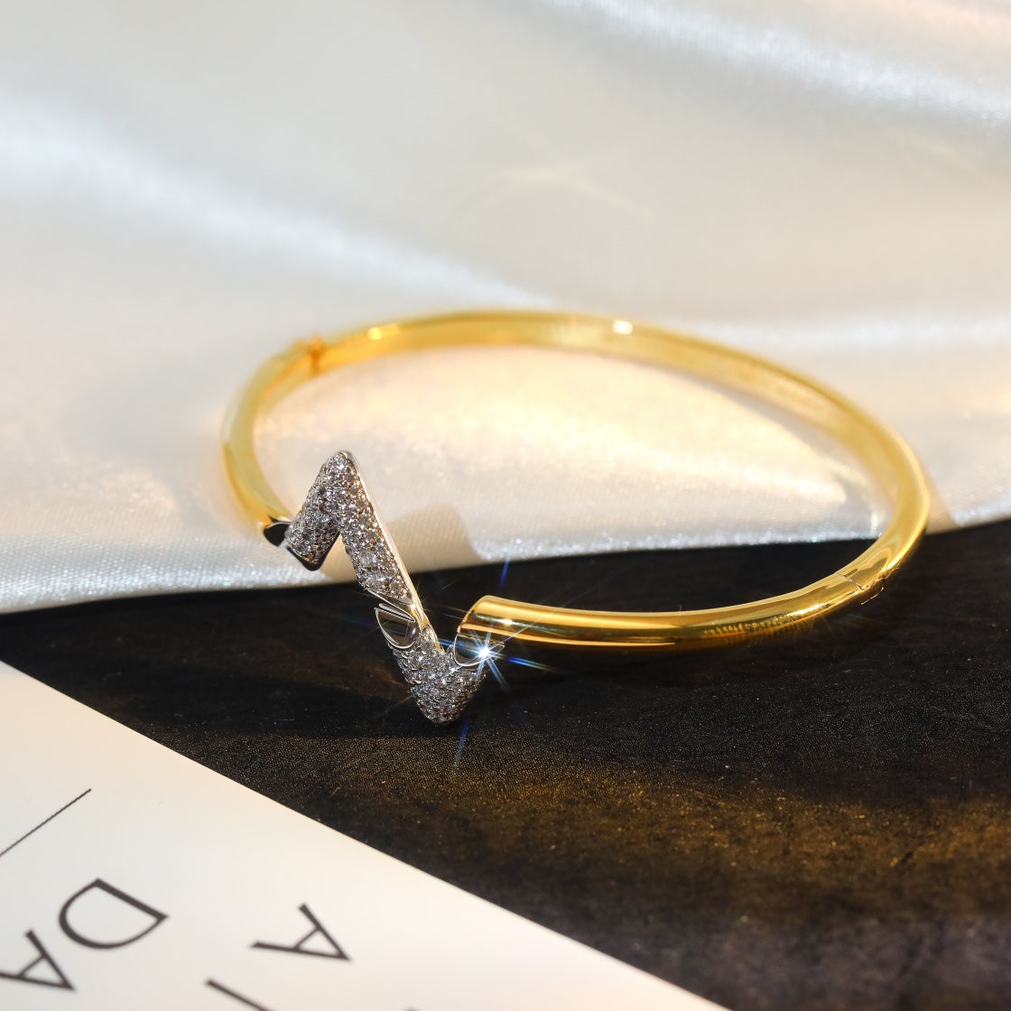 [AuraEcho]VOLTE UPSITE DOWN GOLD DIAMOND BRACELET