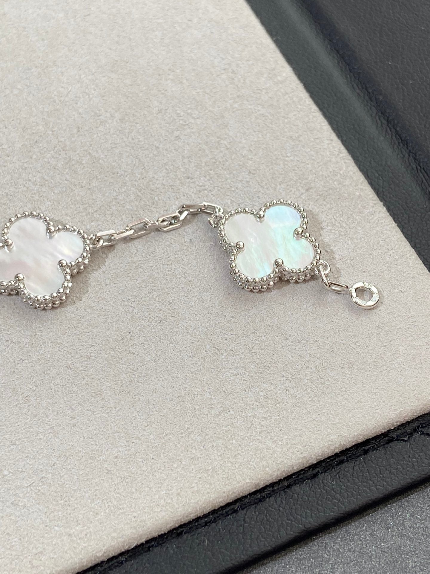 [AuraEcho]CLOVER SILVER MOP 5 MOTIF BRACELET
