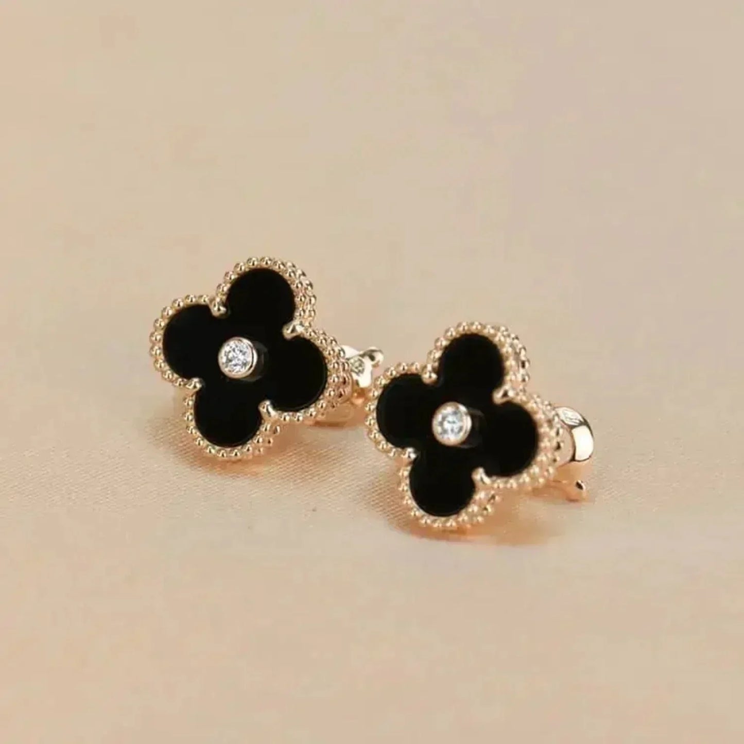 [AuraEcho]CLOVER MEDIUM 1 MOTIFS ONYX DIAMOND EARRINGS
